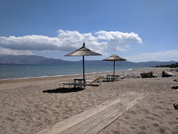 Photo de Livadia Beach avec rivage droit, long