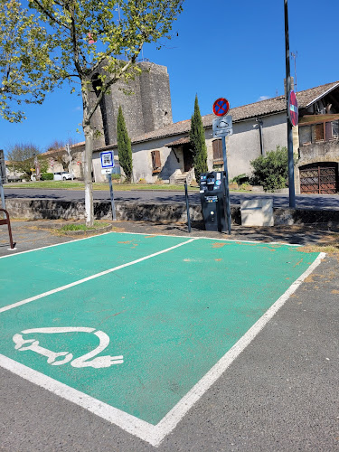 Borne de recharge de véhicules électriques SDEE Gironde Station de recharge Sauveterre-de-Guyenne