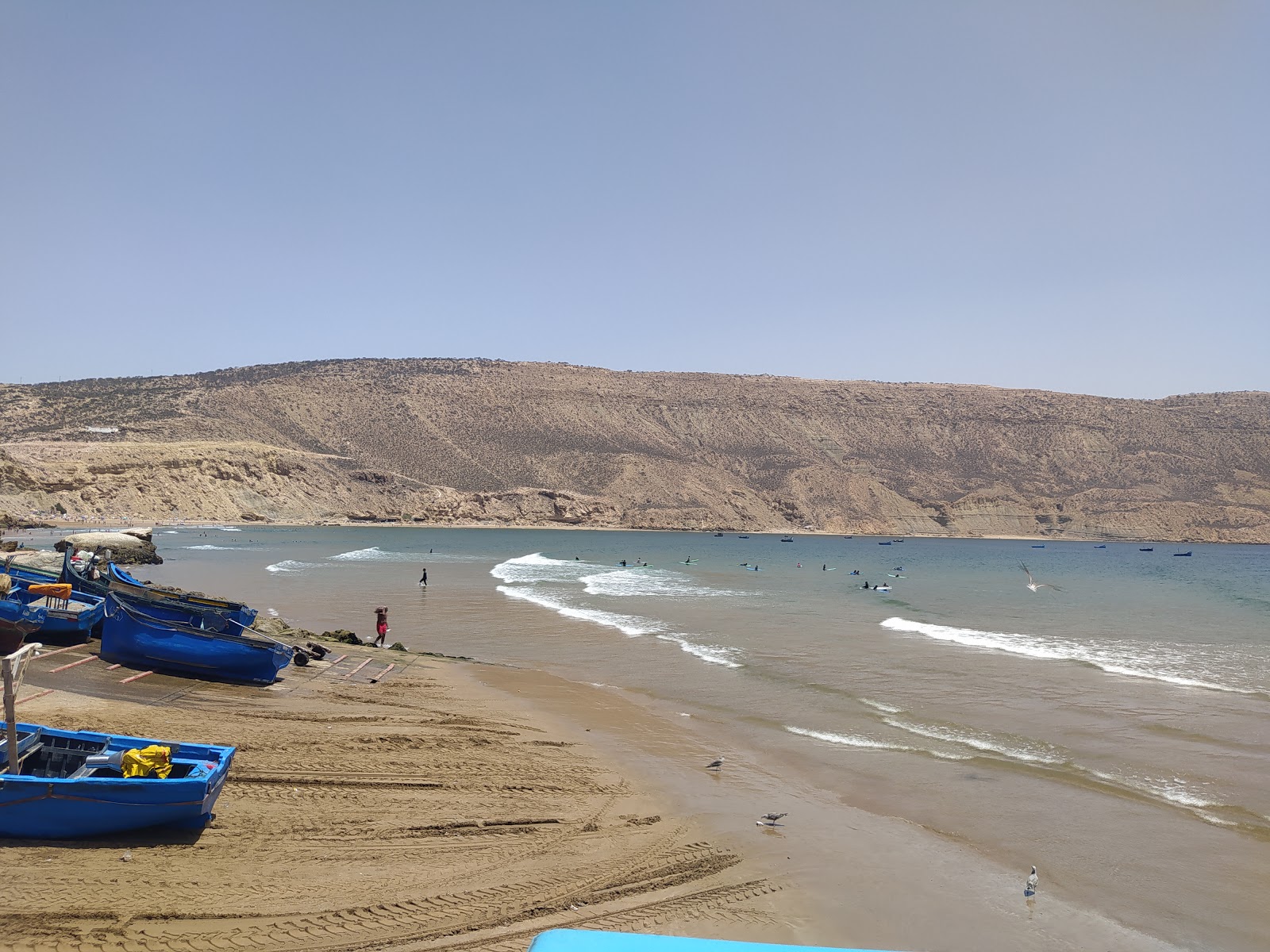 Fotografie cu Plage d'Imsouane 2 înconjurat de munți