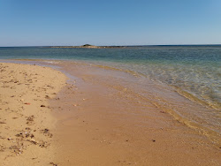 Spiaggia dell'Isola della Fanciulla'in fotoğrafı geniş bir kıyı şeridi ile birlikte