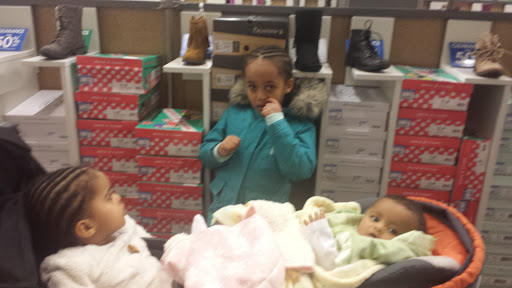 Shoe Store «DSW Designer Shoe Warehouse», reviews and photos, 15001 Potomac Town Pl #120, Woodbridge, VA 22192, USA