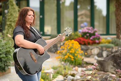 Sängerin Brugger Yvonne mit Gitarre Musik in Vorarlberg für Hochzeit Taufe Beerdigung Schweiz Liechtenstein Bodensee
