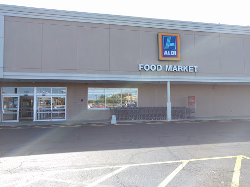 Supermarket «ALDI», reviews and photos, 203 E Army Trail Rd, Glendale Heights, IL 60139, USA