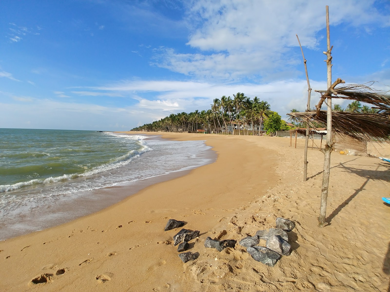 Foto de Thalwila Beach con arena beige superficie