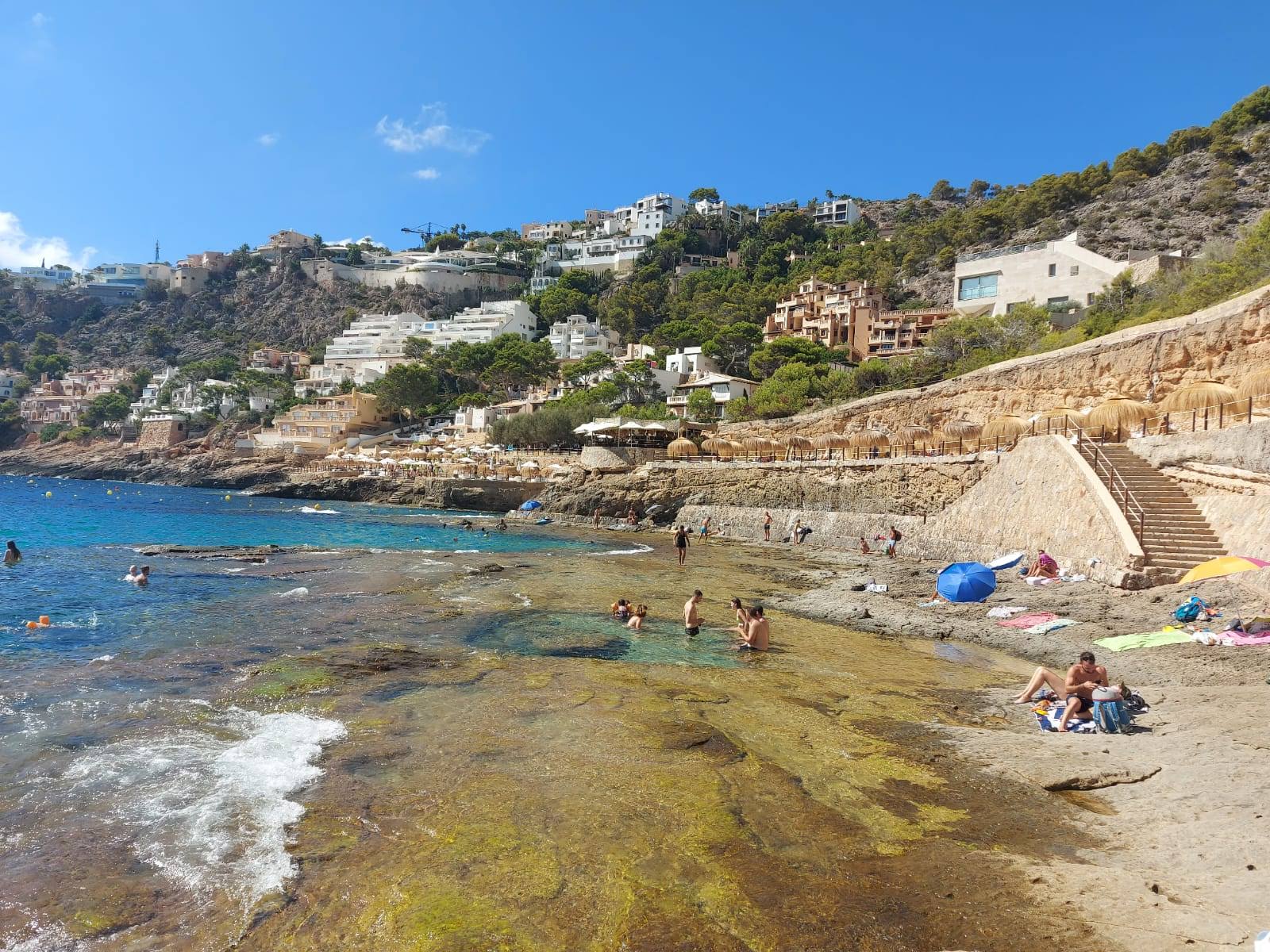 Foto de Cala Llamp con agua cristalina superficie