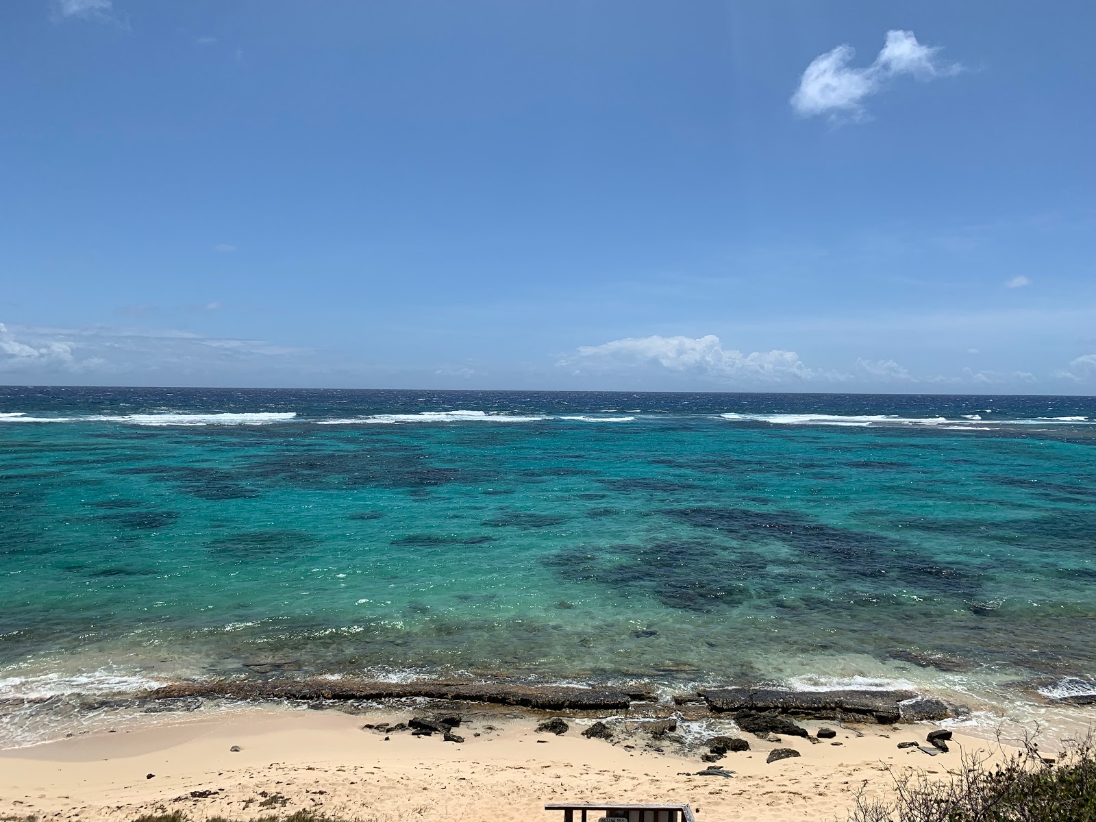 Foto de Isaacs Bay beach con parcialmente limpio nivel de limpieza