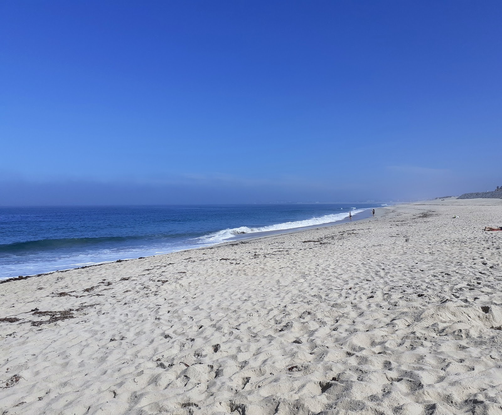 Foto von Praia de Mindelo mit feiner beiger sand Oberfläche