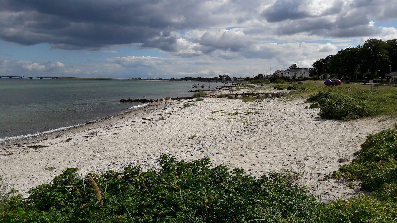 Foto de North Nyborg Beach - lugar popular entre os apreciadores de relaxamento