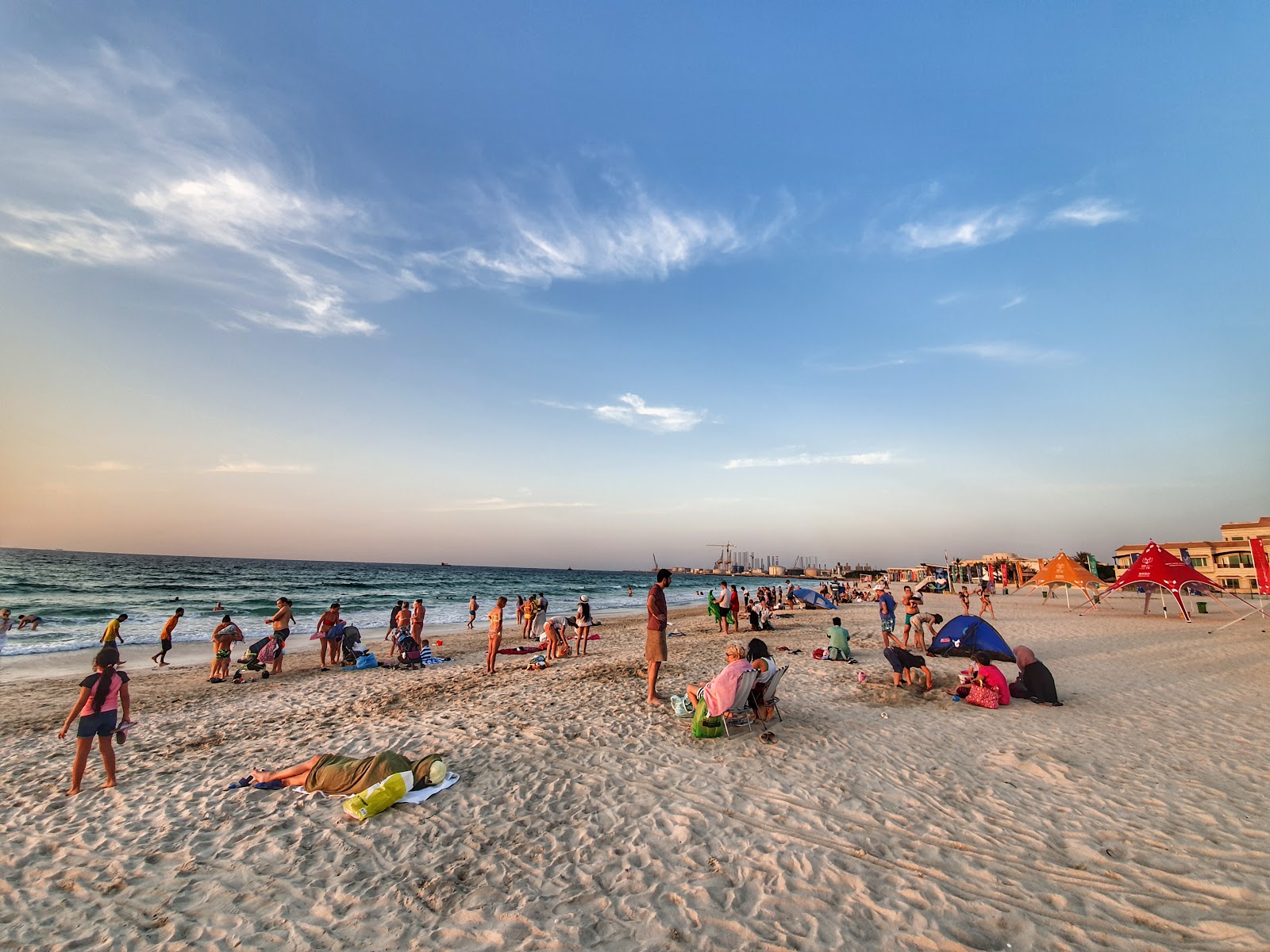 Al Khan beach的照片 带有碧绿色纯水表面