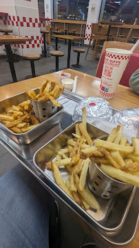 Plats et boissons du Restaurant de hamburgers Five Guys - Aix-en-Provence - n°4