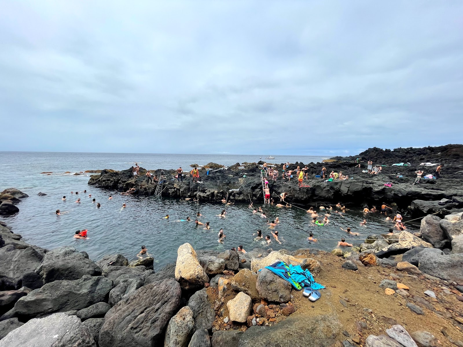 Foto van Ponta da Ferraria met turquoise puur water oppervlakte