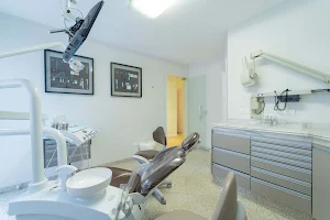 Querido Odontologia / Dr. Maurício Querido / Implante Dentário / Dentista Campo Belo / Dentista São Paulo / Lente de Contato image