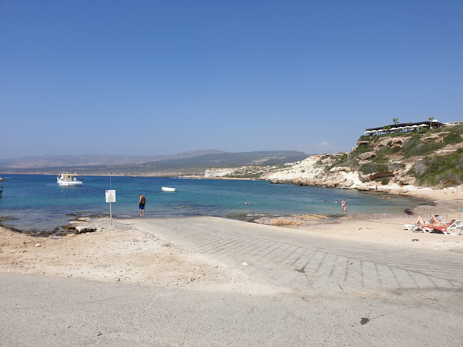 Zdjęcie Agios Georgios Beach obszar udogodnień