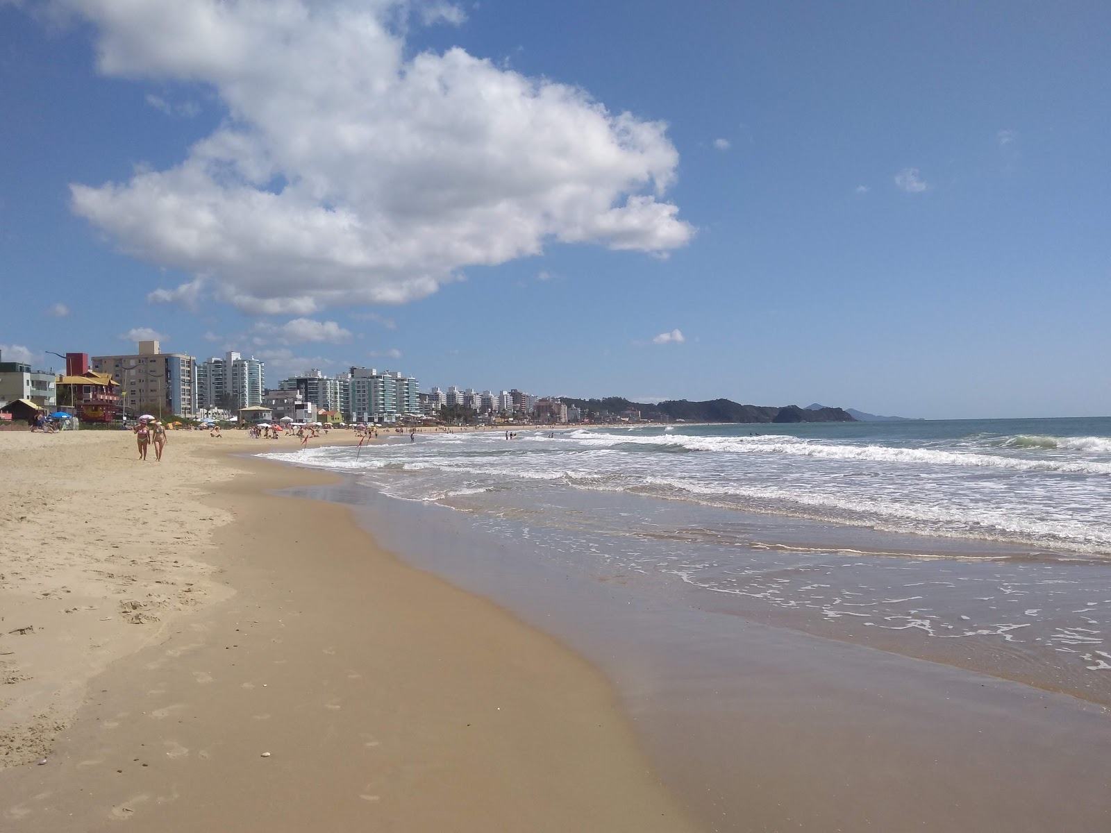 Praia dos Amores的照片 带有长直海岸