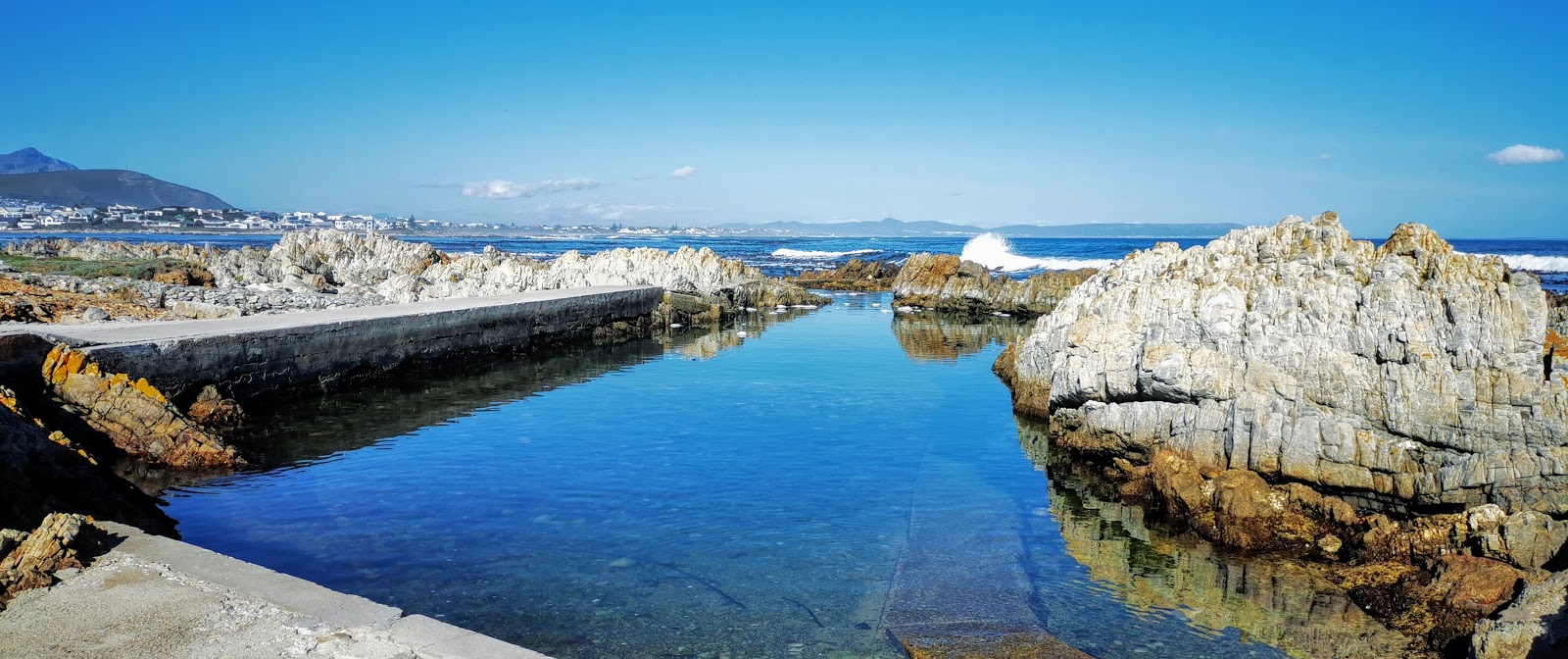 Foto di Vermont Tidal Pool con una superficie del acqua blu