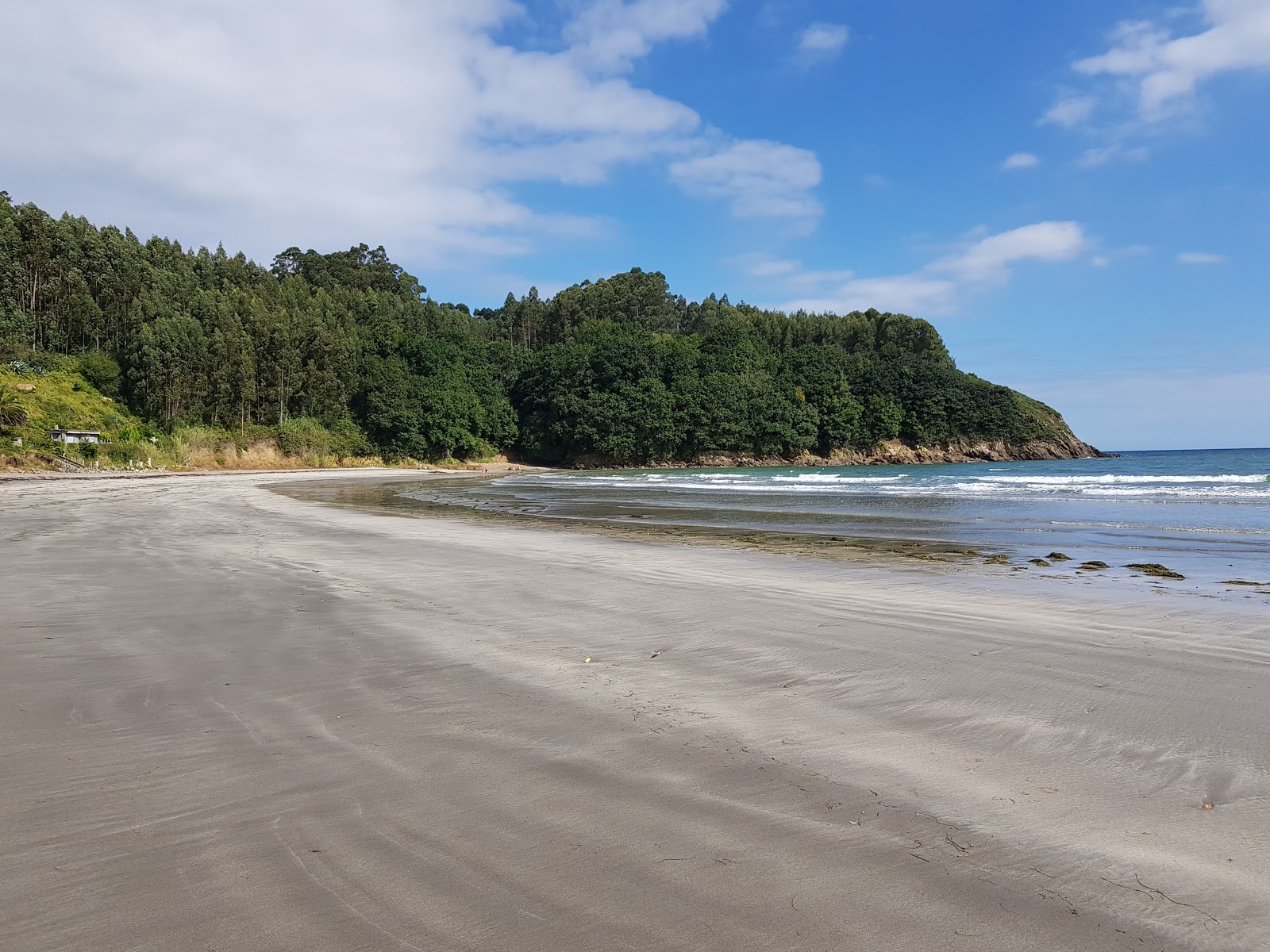 Praia de Fornos'in fotoğrafı - rahatlamayı sevenler arasında popüler bir yer