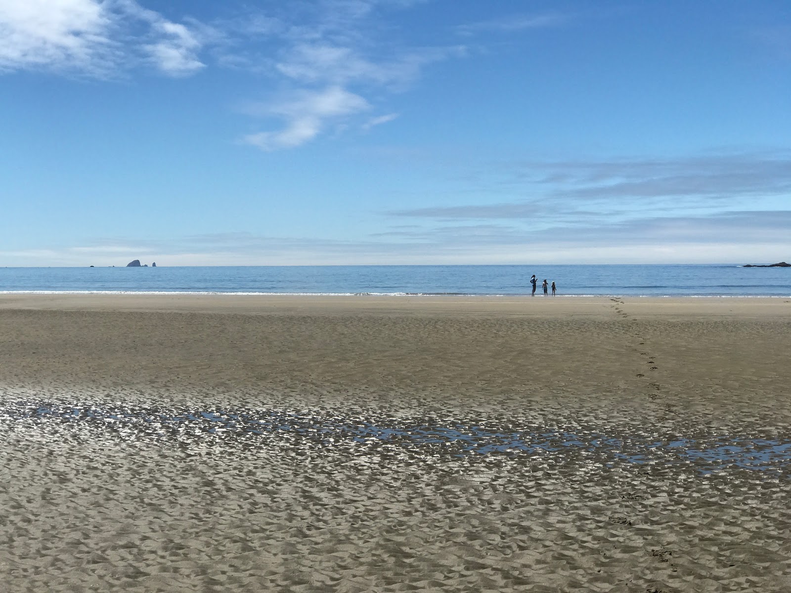 Zdjęcie Sand Point Beach z powierzchnią beżowy piasek