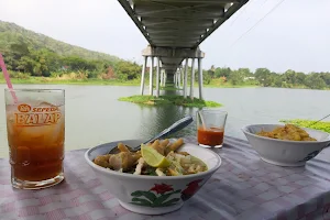 Warung Hijau Sor Kreteg Pinggir Kali image