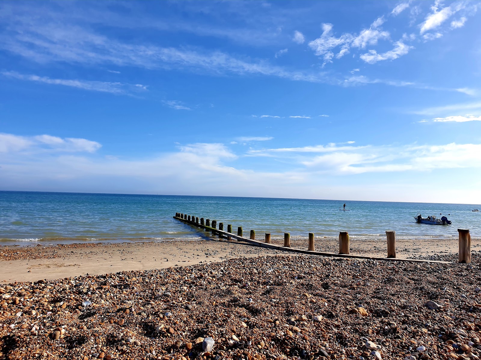 Foto van East Preston beach met lichte kiezelsteen oppervlakte