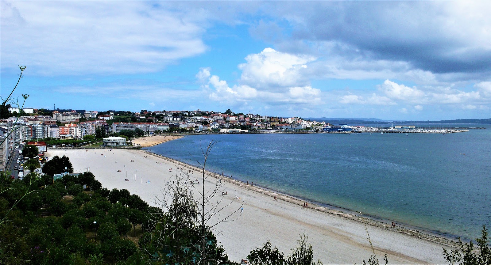 Foto di Praia de Sada con una superficie del sabbia beige