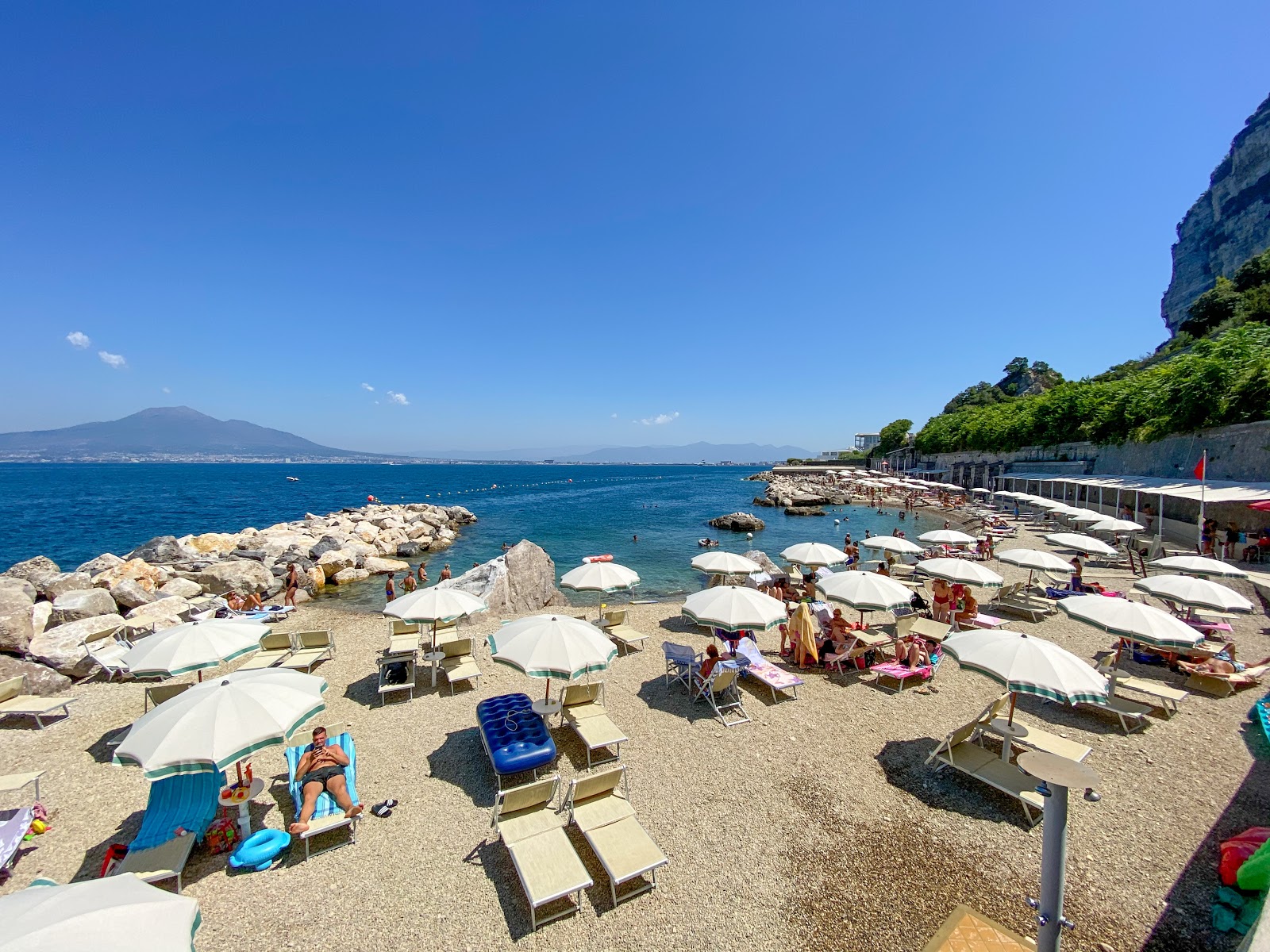 Foto di Stone beach con una superficie del piccoli ciottoli grigi