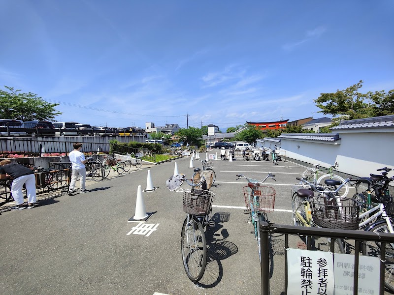 伏見稲荷大社 参拝者用バイク・自転車駐輪場