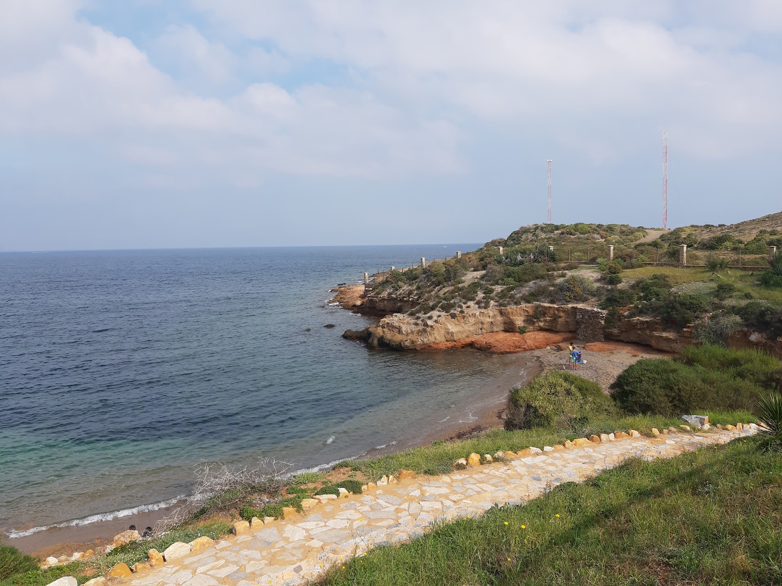 Foto av Cala Tunisia med blått vatten yta