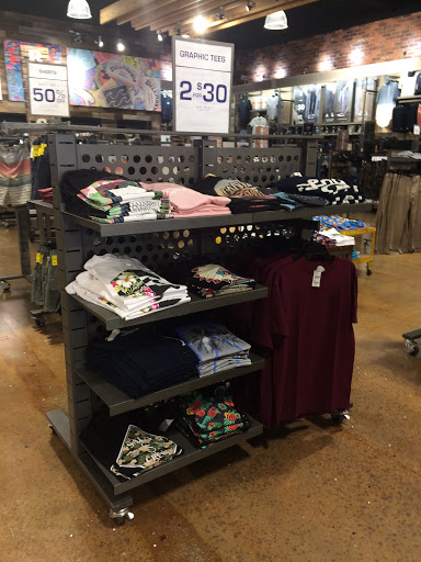 Clothing Store «Tillys», reviews and photos, 343 N Alafaya Trail, Orlando, FL 32828, USA