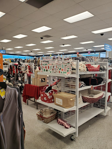 Clothing Store «Ross Dress for Less», reviews and photos, 212 Towne Center Dr, Compton, CA 90220, USA