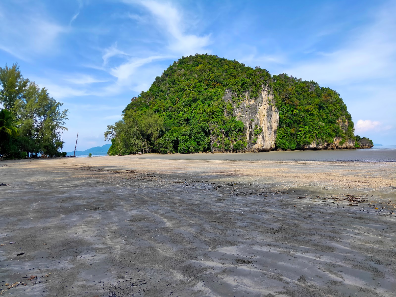 Foto van Koh Bae Na Beach met ruim strand