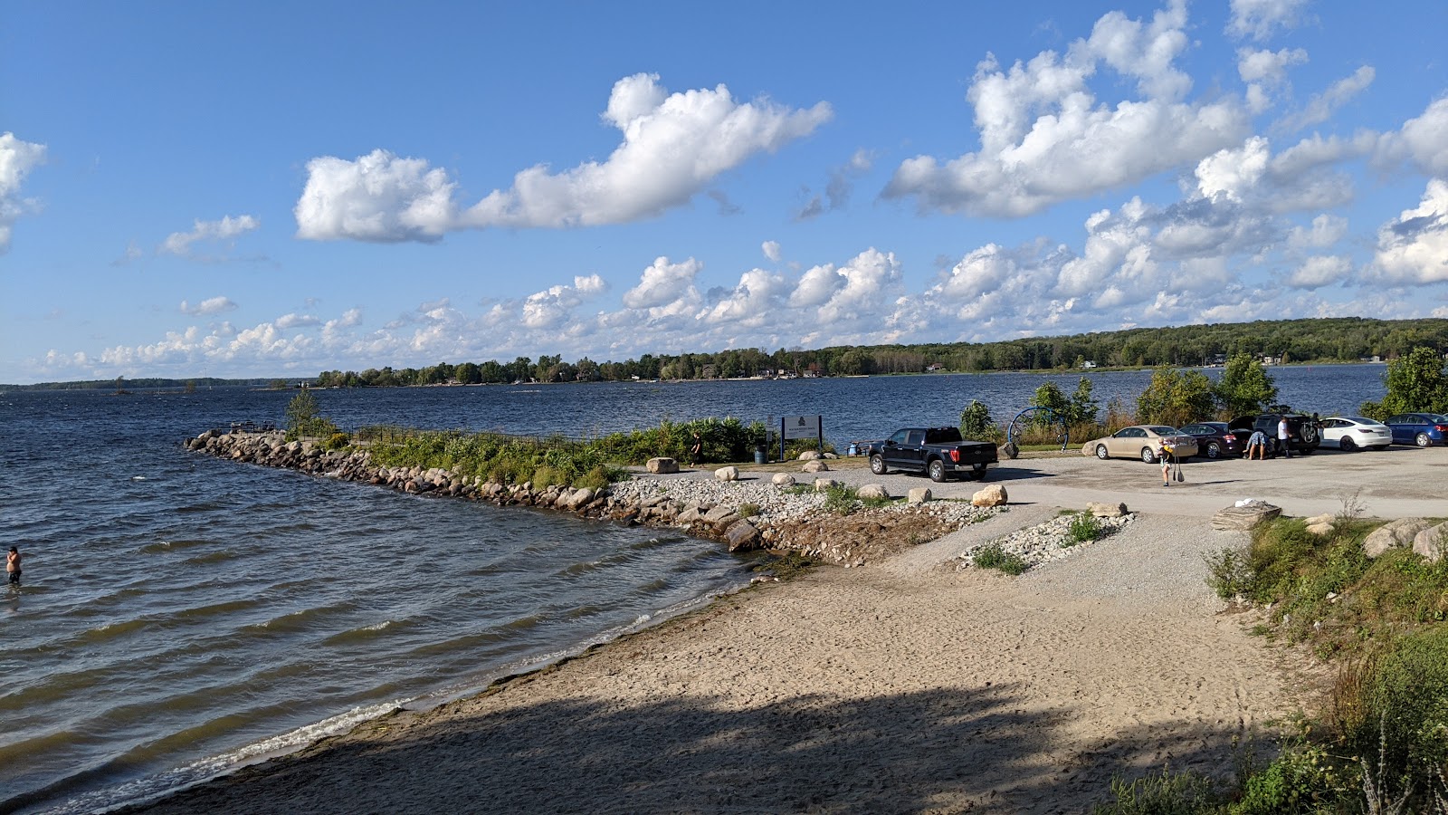 Foto di Waubaushene Beach con una superficie del sabbia beige