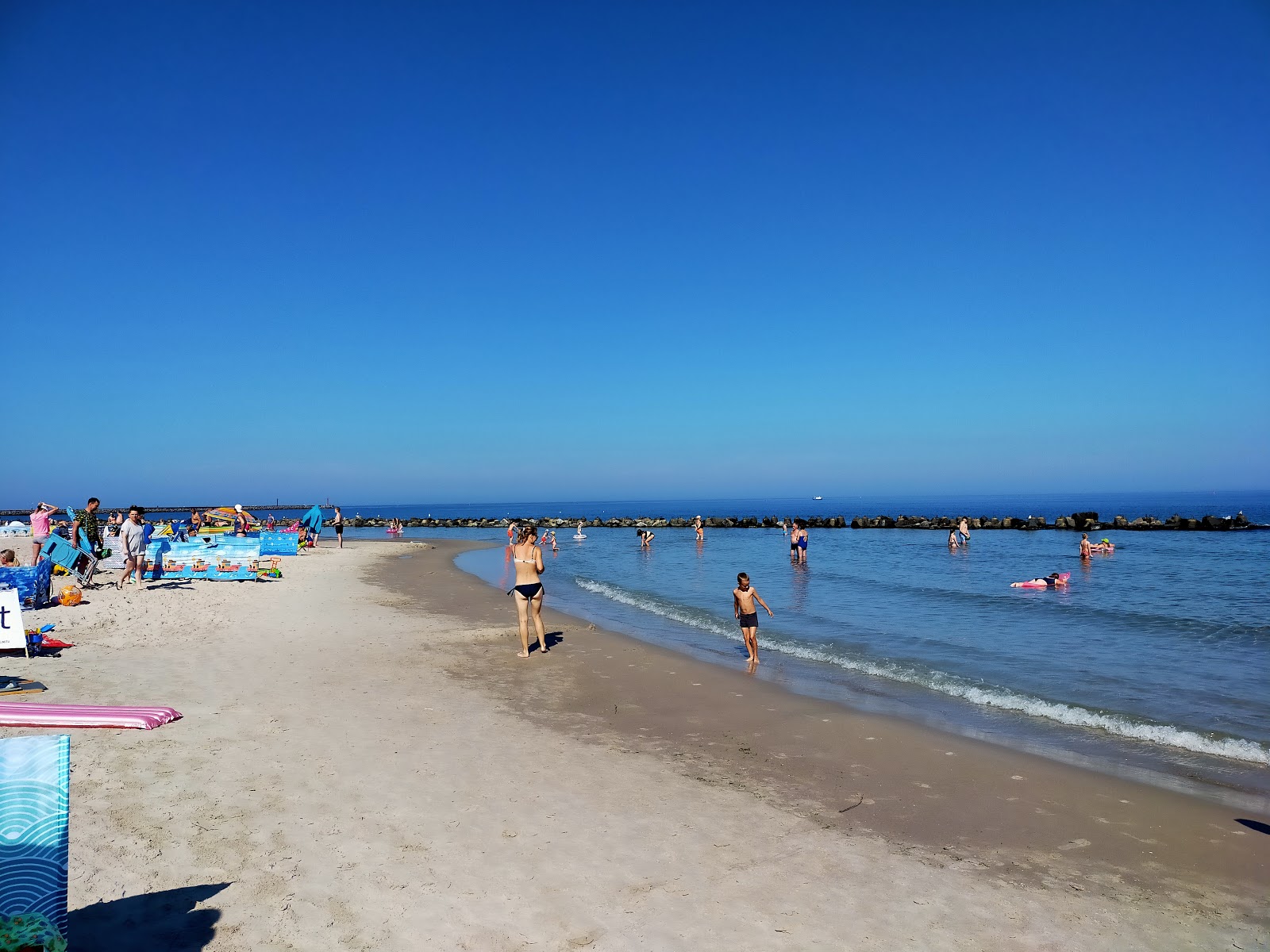 Darlwo Beach的照片 带有碧绿色纯水表面
