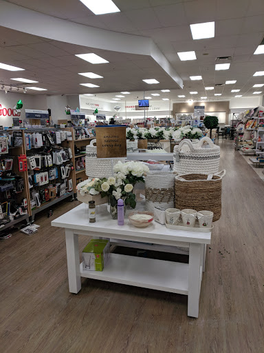 Department Store «Marshalls & HomeGoods», reviews and photos, 4950 Hadley Center Dr, South Plainfield, NJ 07080, USA