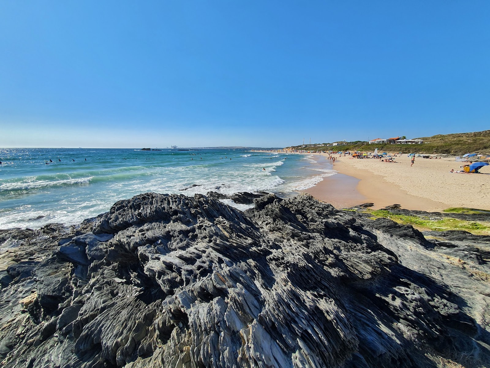 Foto di Praia de Vale Figueiros con una superficie del sabbia fine e luminosa