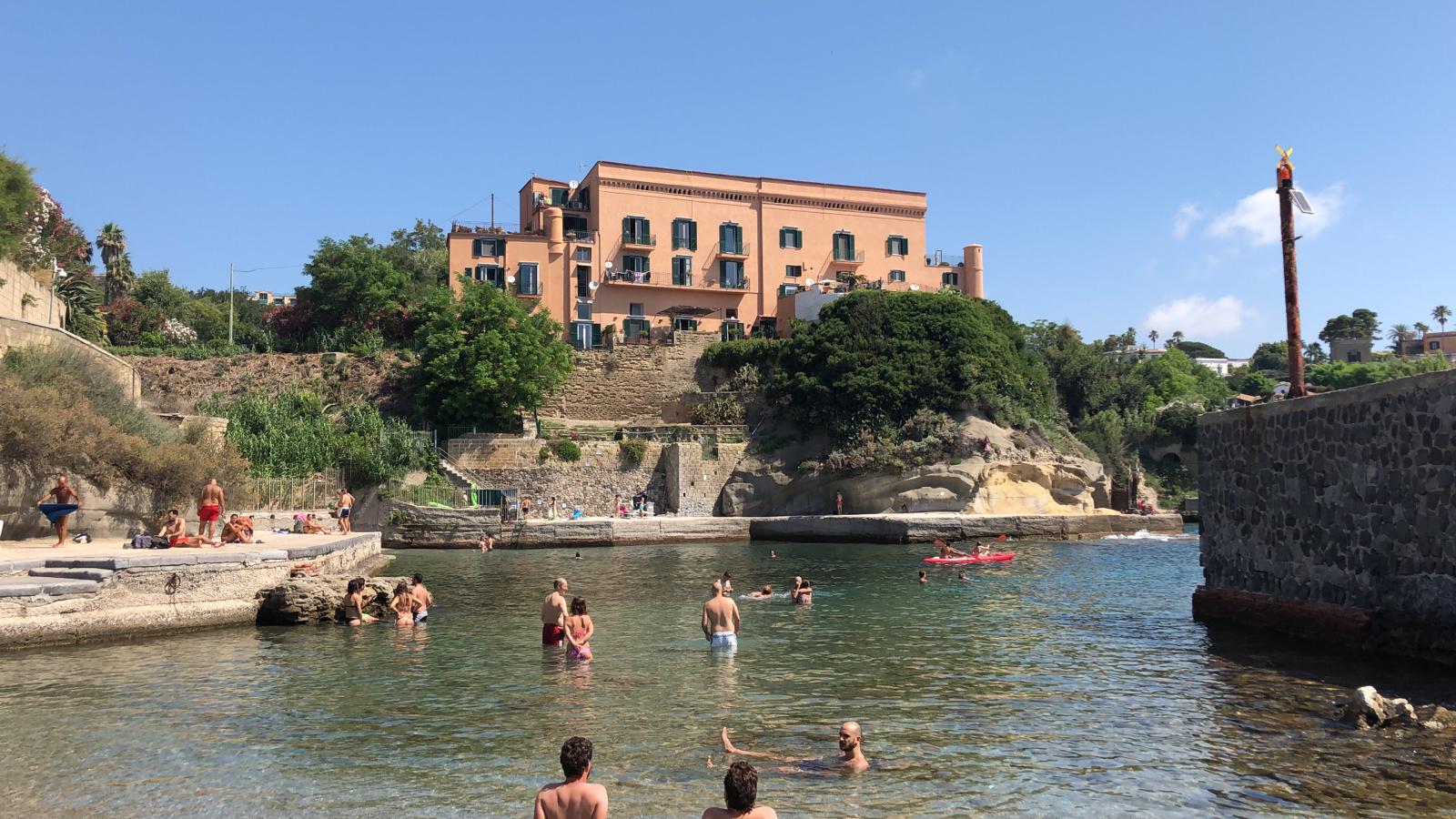 Foto de Spiaggia della Gaiola con parcialmente limpio nivel de limpieza