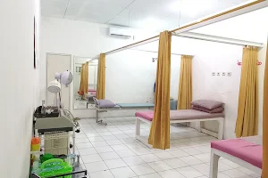 Fisioterapi Kasepuhan Cirebon image