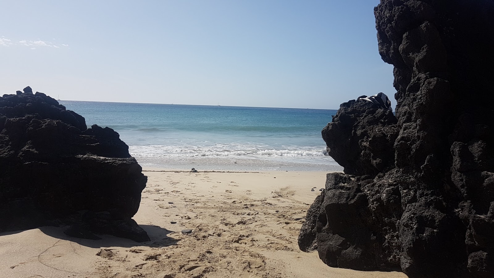 Photo de Playa Ledesma entouré de montagnes