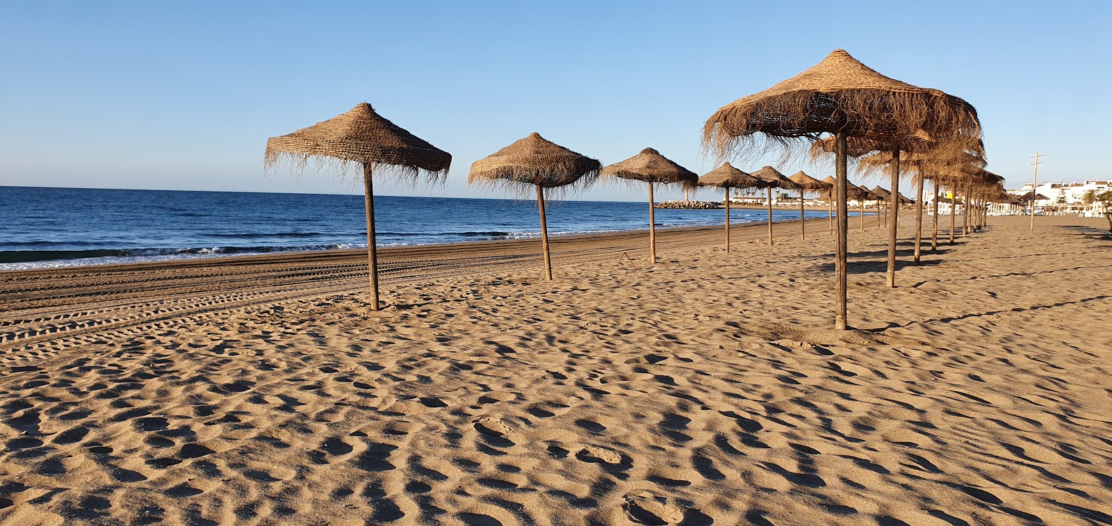 Φωτογραφία του Puerto Banus με γκρίζα άμμος επιφάνεια