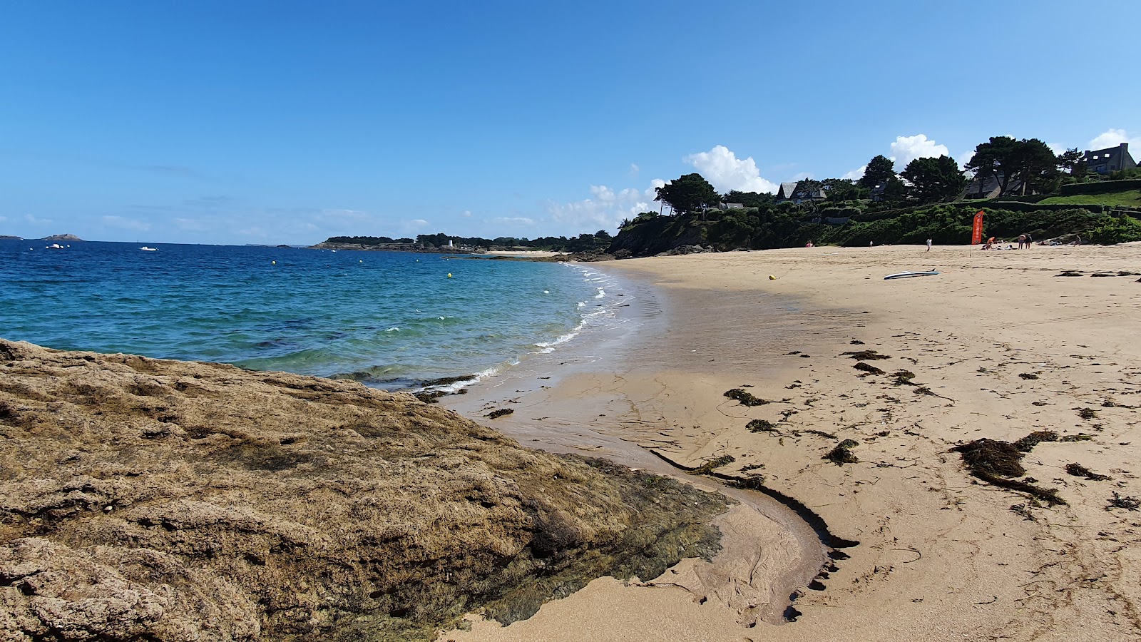 Foto van Plage de la Fosse aux Vaults en de nederzetting