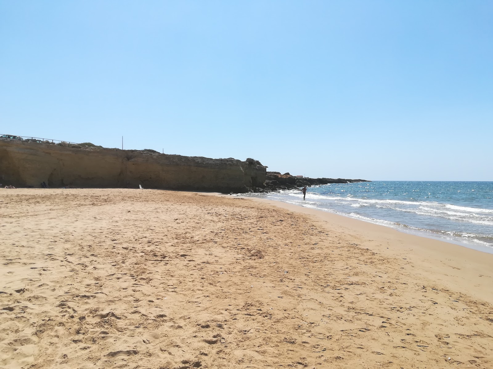 Foto di Randello beach con una superficie del acqua cristallina