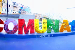 Comuna13 GRAFFITOUR escaleras eléctricas de la 13 image