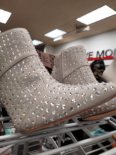 Clothing Store «Burlington Coat Factory», reviews and photos, 833 Lancaster Dr NE, Salem, OR 97301, USA