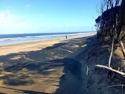 Pouto Beach'in fotoğrafı uçurumlarla desteklenmiş
