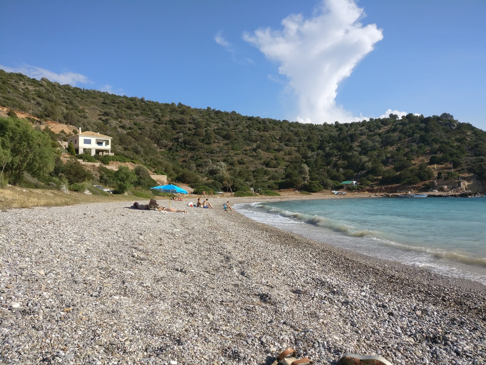 Agios Vlasios beach的照片 带有碧绿色纯水表面