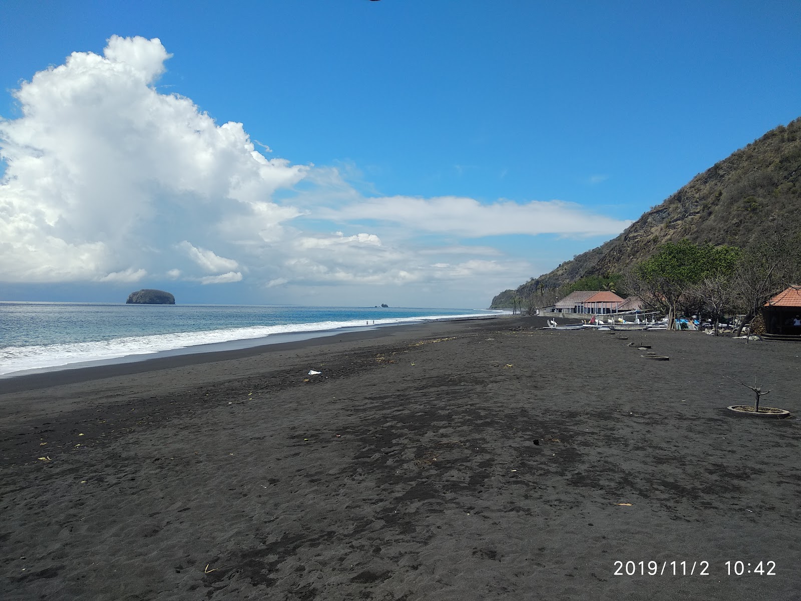 Foto de Bugbug Beach área de comodidades