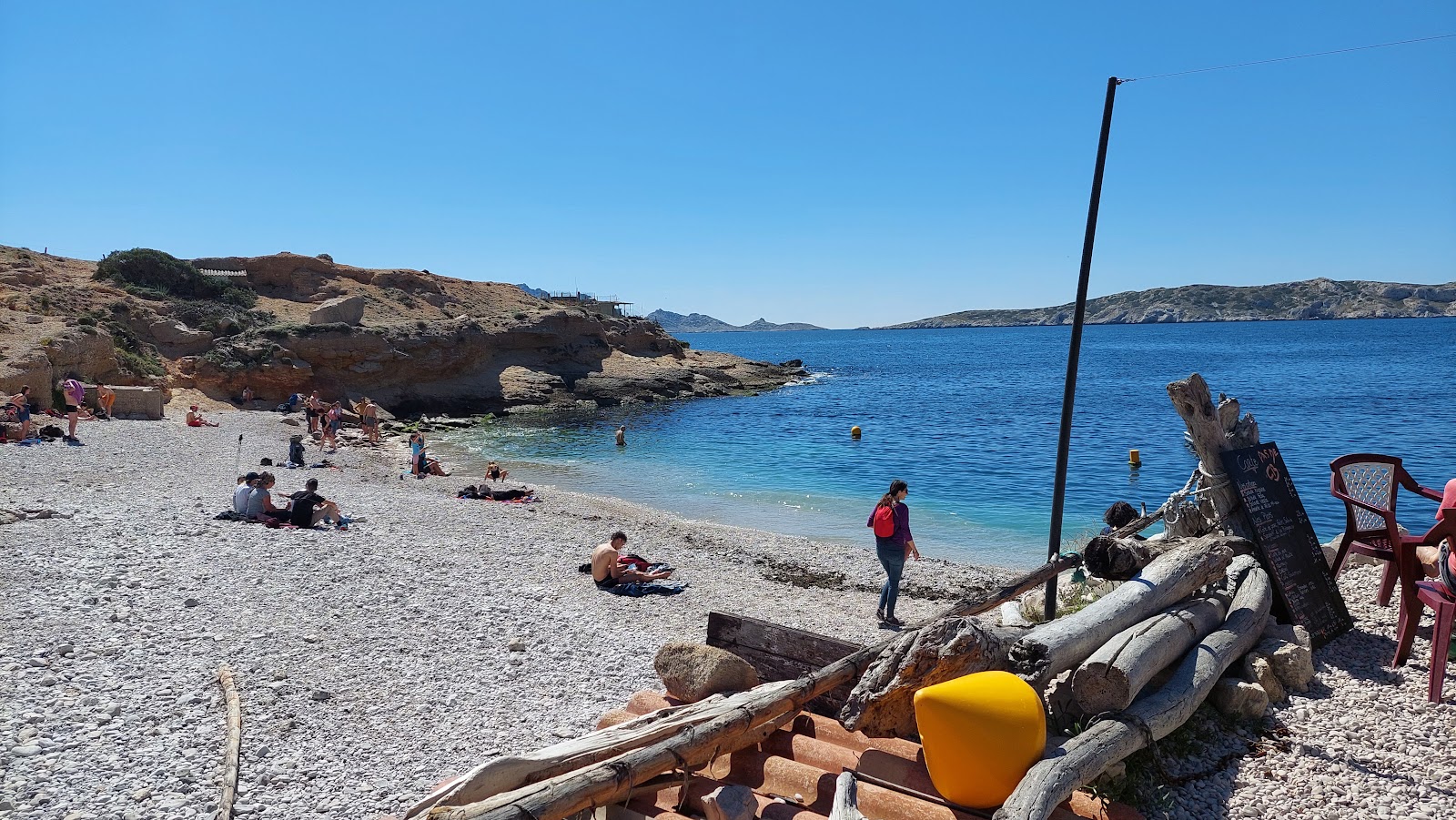 Calanque de Marseilleveyre'in fotoğrafı dağlarla çevrili