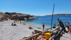 Calanque de Marseilleveyre'in fotoğrafı dağlarla çevrili