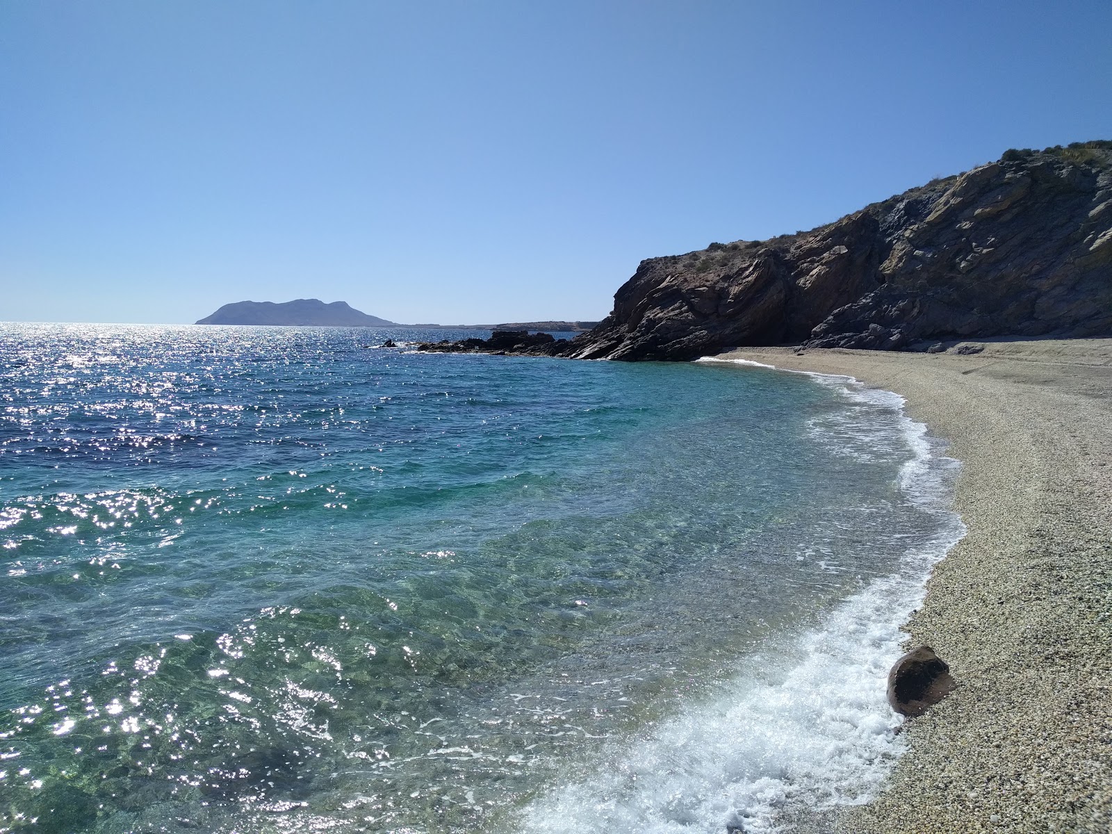 Photo of Cala Junquera with gray fine pebble surface