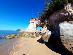 Laem Chamuk Khwai Beach'in fotoğrafı düz bir kıyı şeridi ile birlikte