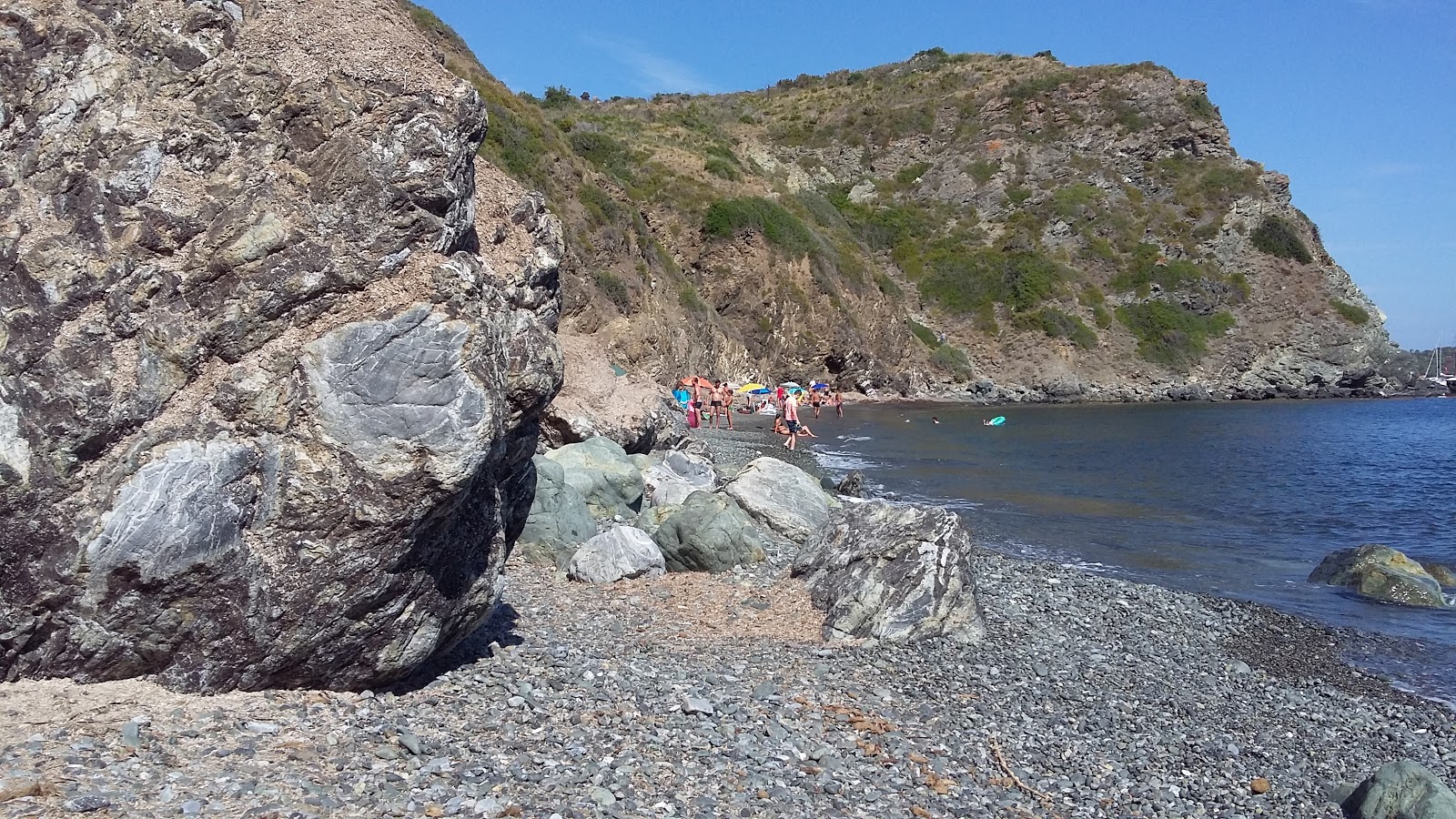 Zdjęcie Spiaggia Di Acquarilli poparte klifami